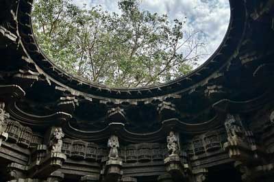 Exploring Kolhapur & Khidrapur's Ancient Temples : Two-Day Motorcycle Journey