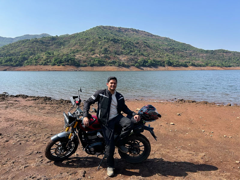 Triumph Scrambler 400x with background of the mutha river