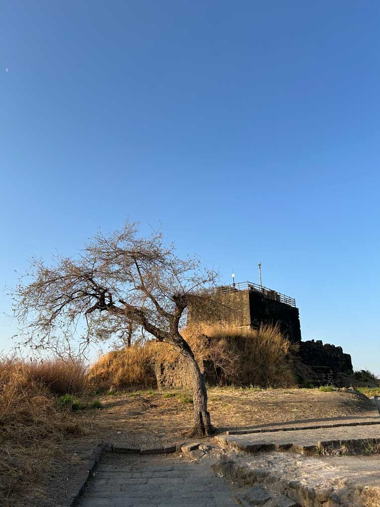 Structure on top of the fort where we can see the Mendha tope